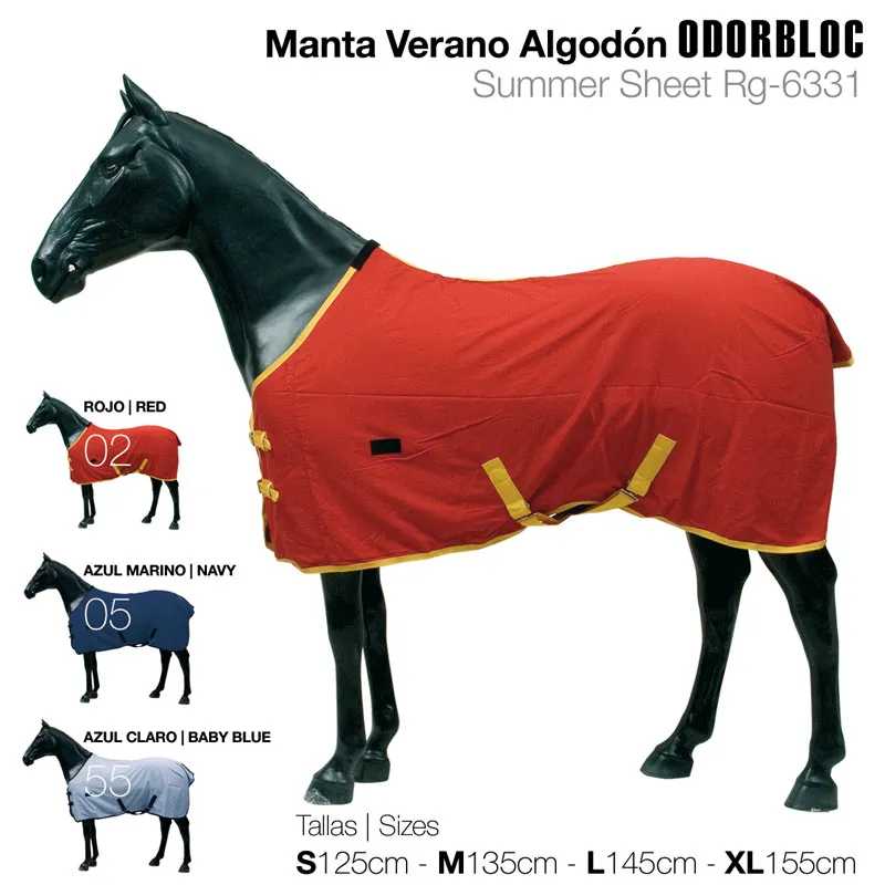 MANTA VERANO ALGODON ODORBLOC EN COLOR ROJO, AZUL Y AZUL CLARON, SOBRE UN CABALLO EXPOSITOR NEGRO